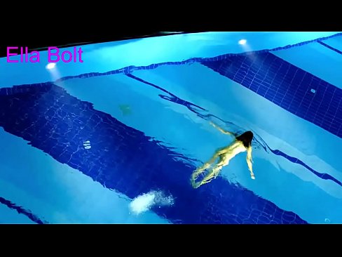 ❤️ No puedo dejar de mirar, joven rubia pillada nadando desnuda en la piscina del complejo ELLA BOLT ❤️ Porno casero en es.xsexshop.ru ❌️