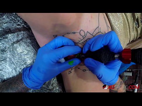 ❤️ Extremadamente tatuado hottie Sully Savage consiguió un tatuaje en su clítoris ❤️ Porno casero en es.xsexshop.ru ❌️